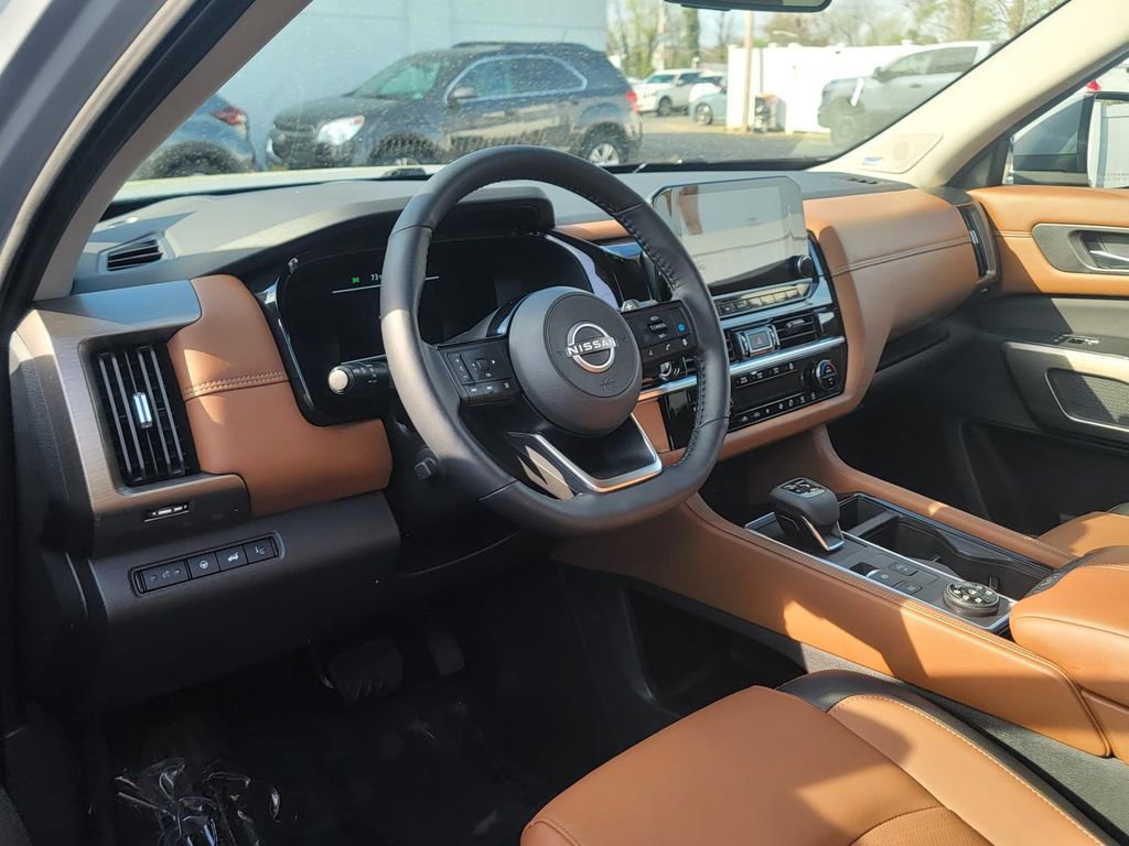 Used 2024 Nissan Pathfinder Platinum AWD/4WD image 9