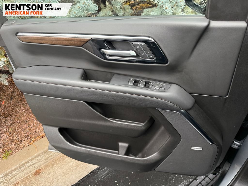 Used 2025 Chevrolet Suburban High Country image 21
