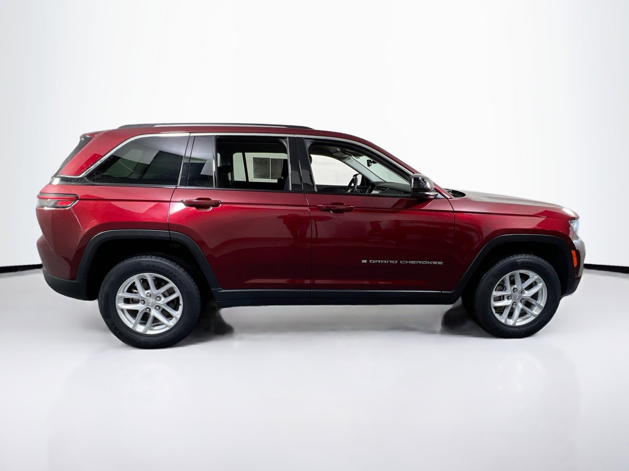 Used 2023 Jeep Grand Cherokee Laredo image 4