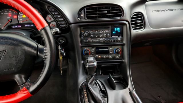 Used 2004 Chevrolet Corvette Convertible w/ Preferred Equipment Group image 16