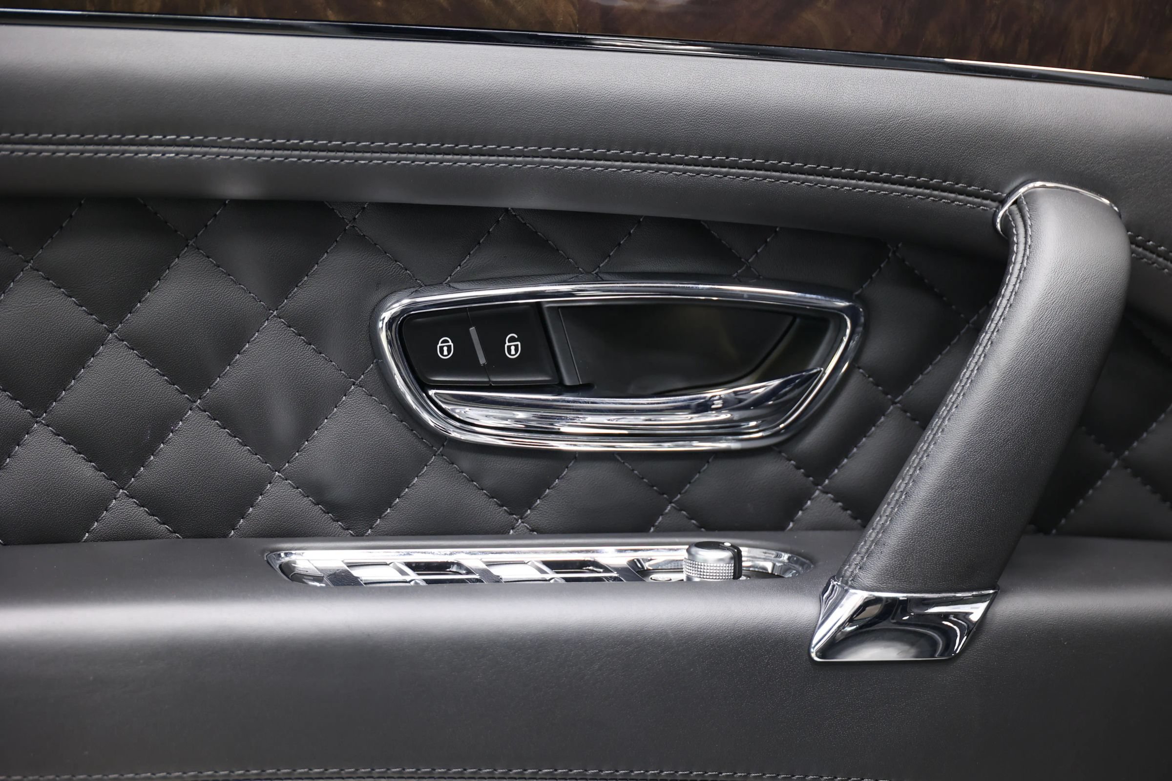Used 2020 Bentley Bentayga Plug-In Hybrid AWD/4WD image 11