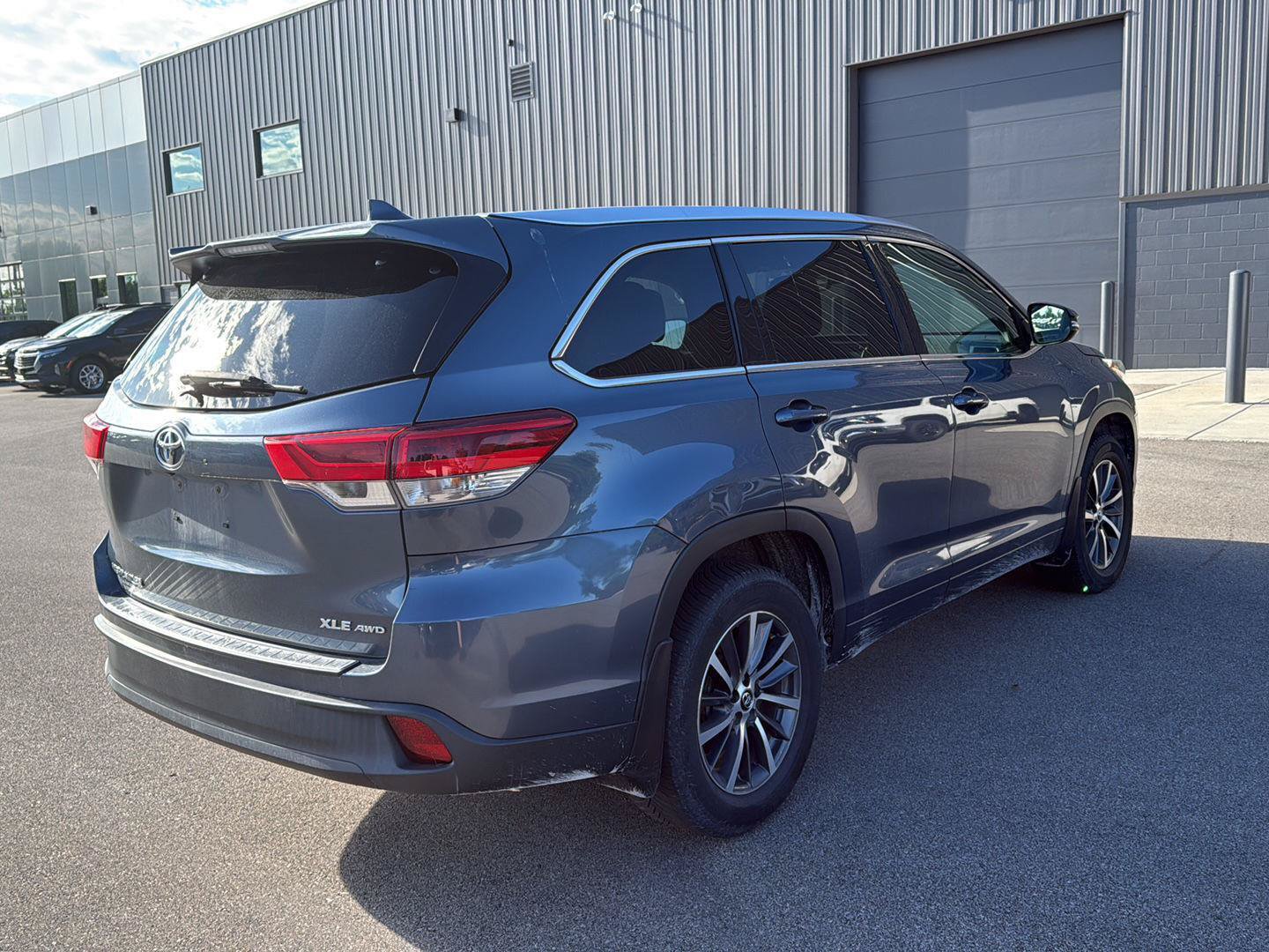 Used 2017 Toyota Highlander XLE AWD/4WD image 3