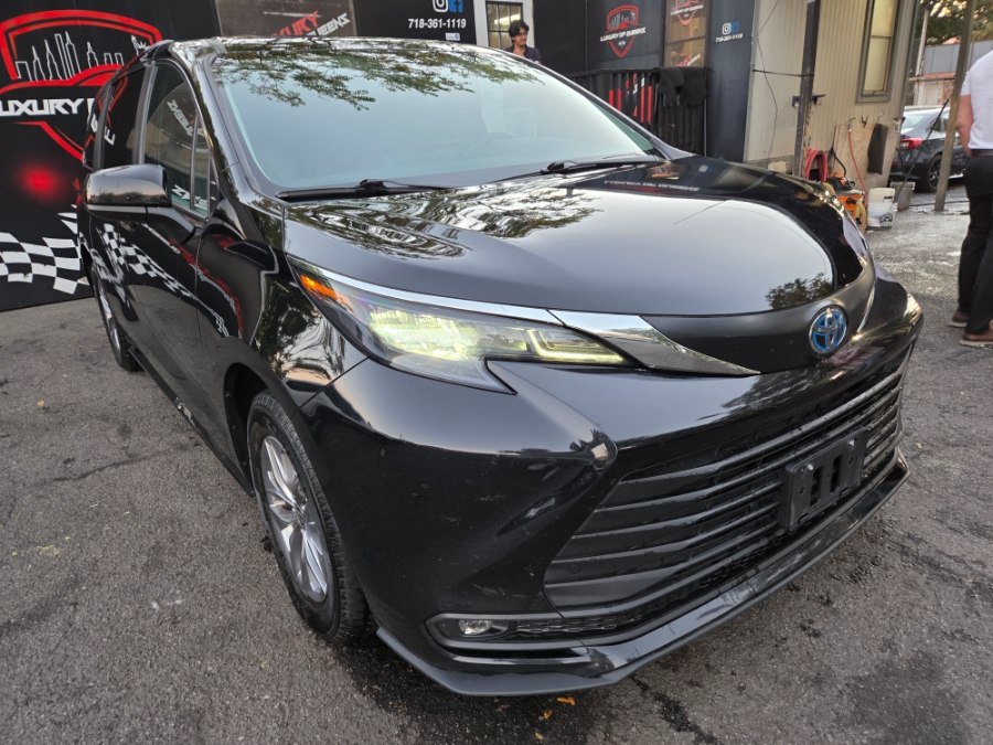 Used 2025 Toyota Sienna XLE FWD image 10