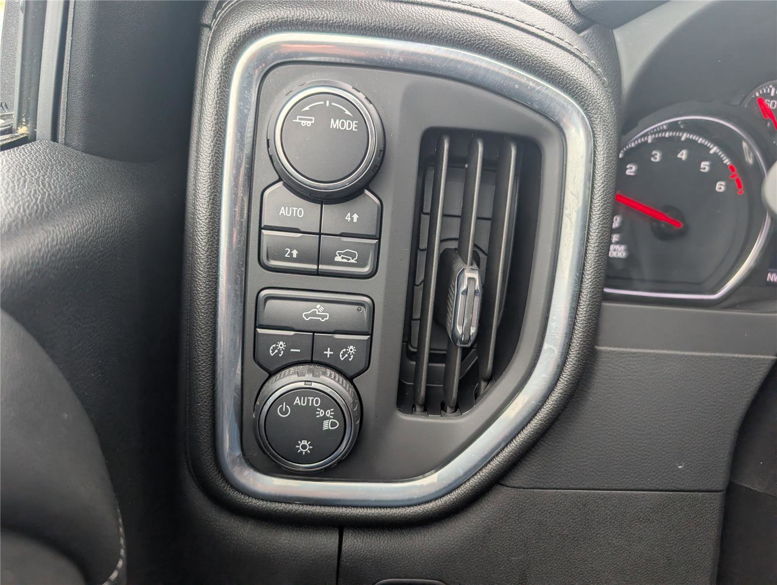 Used 2021 Chevrolet Silverado 1500 LT w/ Convenience Package II AWD/4WD image 21