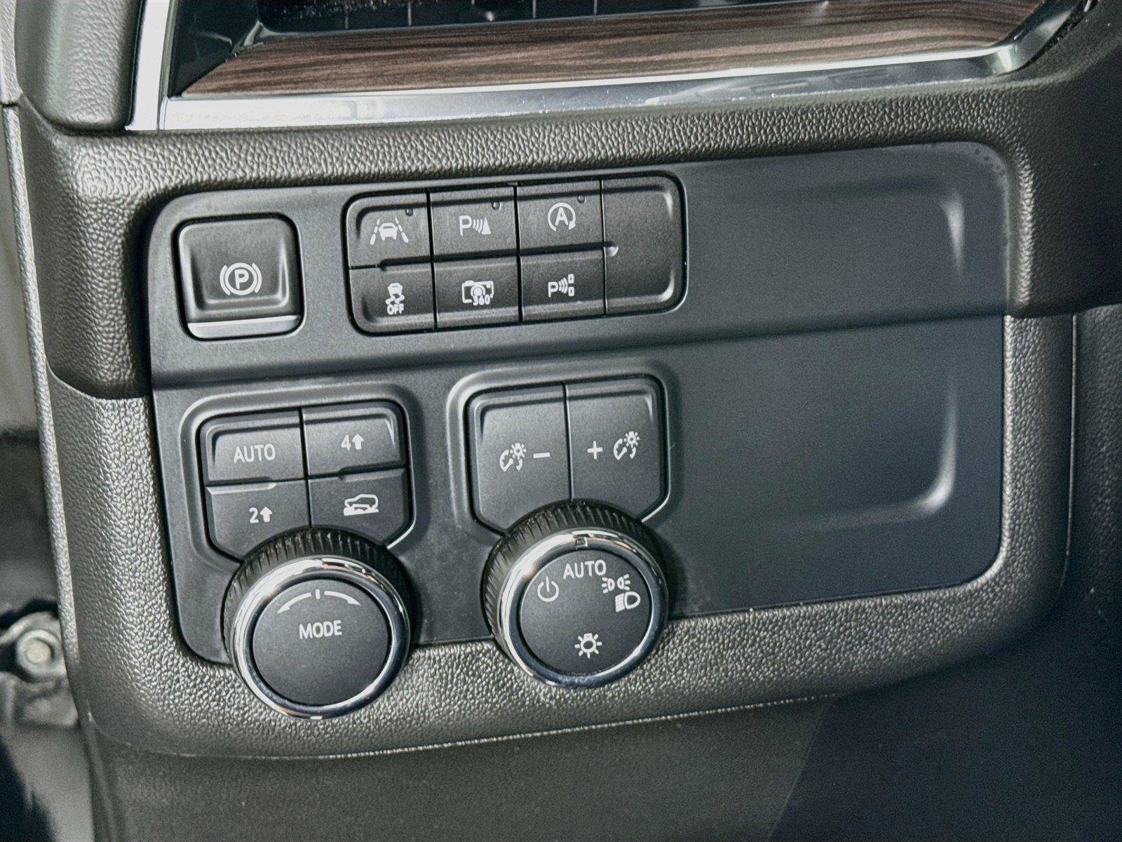 Used 2025 Chevrolet Suburban LT AWD/4WD image 16