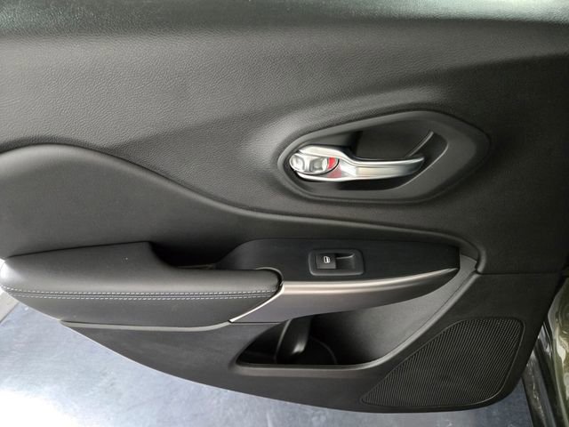 Used 2021 Jeep Cherokee Latitude FWD image 18