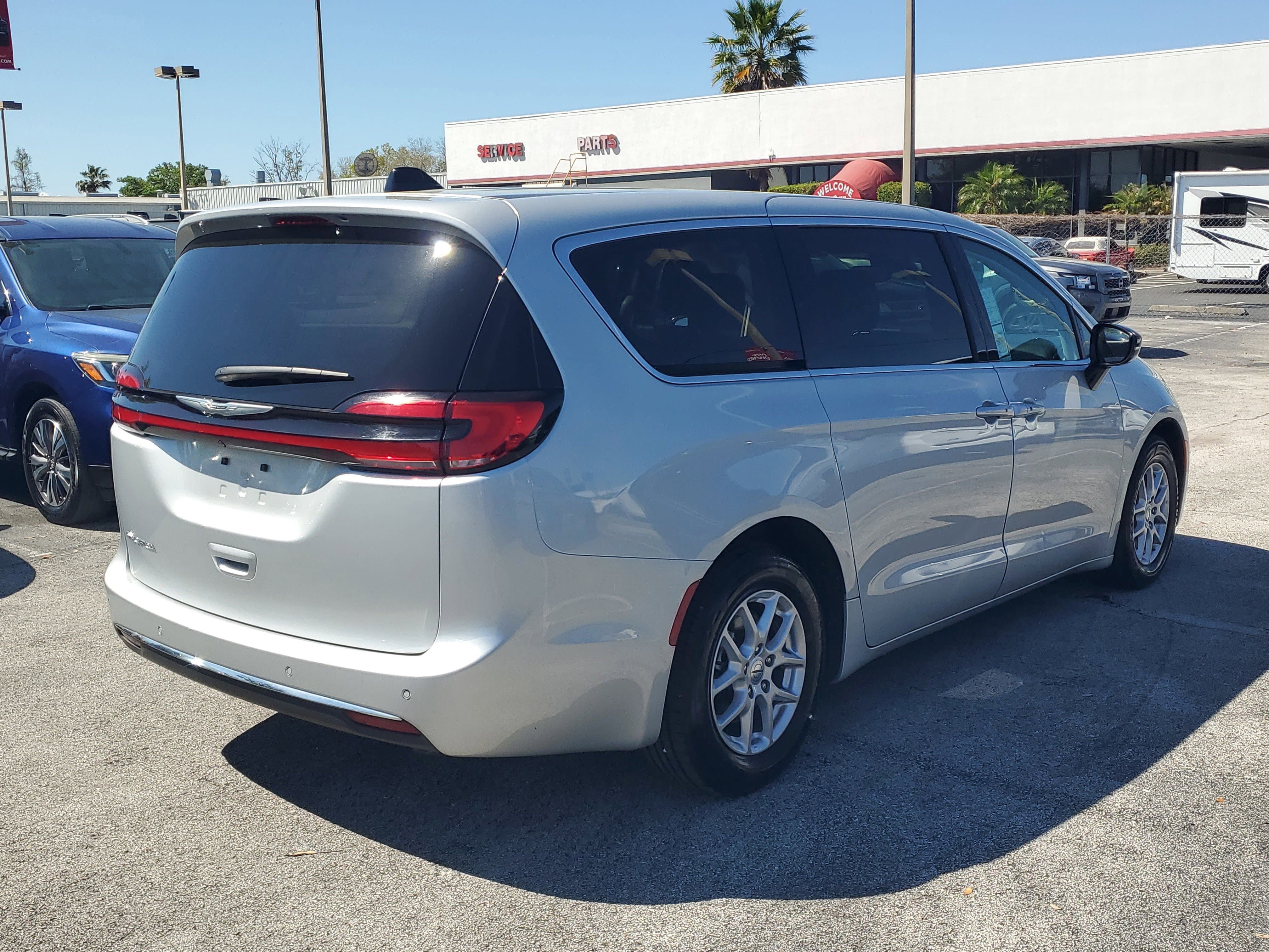 Used 2024 Chrysler Pacifica Touring-L FWD image 4