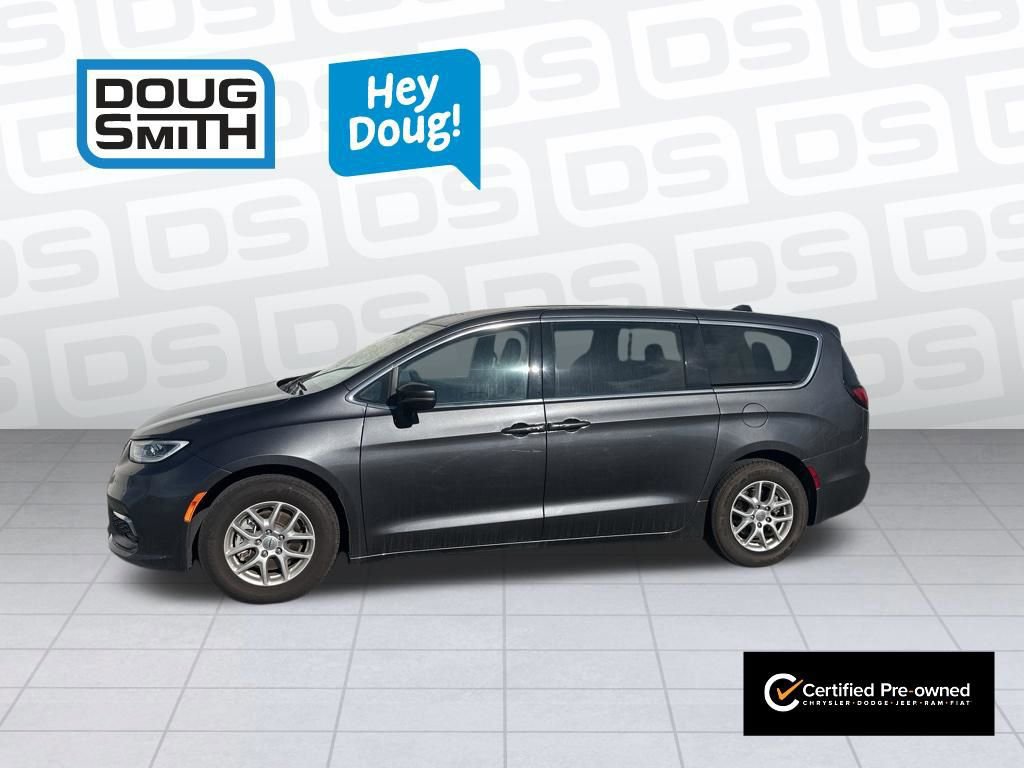 Used 2023 Chrysler Pacifica Touring-L image 2