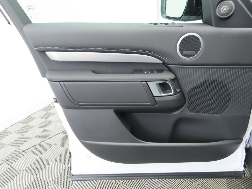 Used 2024 Land Rover Discovery Dynamic SE image 24