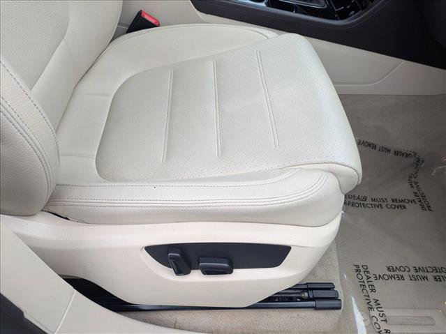 Used 2013 Volkswagen Touareg Sport image 17