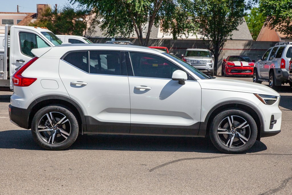 Used 2023 Volvo XC40 B5 Plus image 4