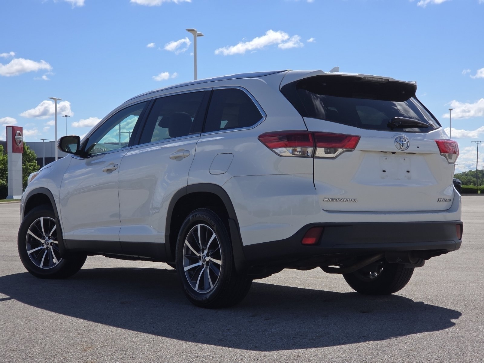 Used 2019 Toyota Highlander XLE AWD/4WD image 17