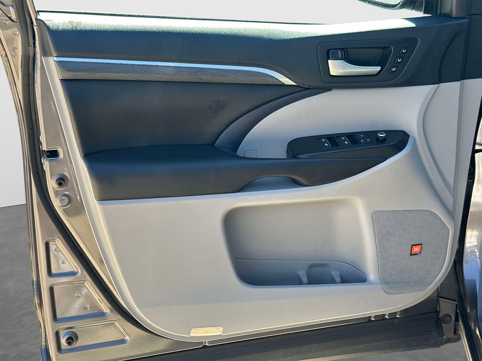 Used 2019 Toyota Highlander Limited AWD/4WD image 16