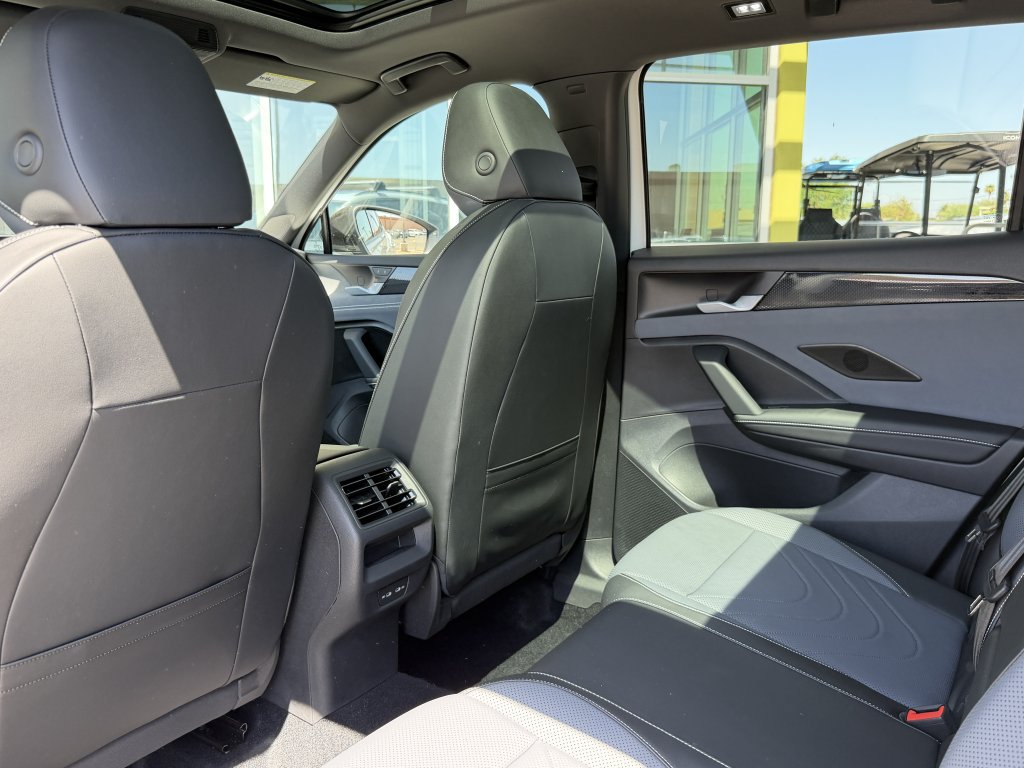 Used 2025 Volkswagen Tiguan SE R-Line AWD/4WD image 34