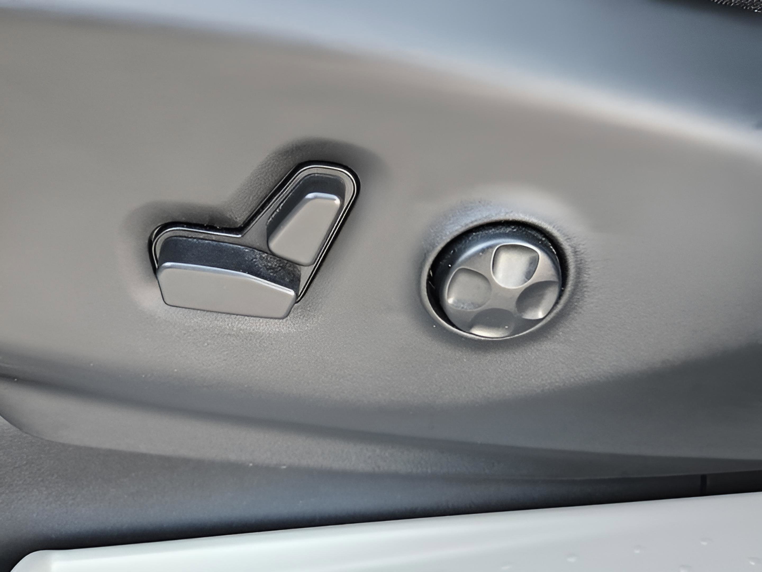 Used 2023 Chrysler Pacifica Touring-L image 9