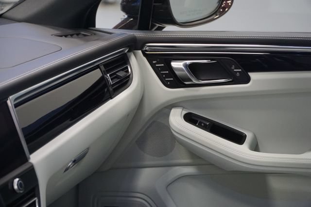 Certified 2026 Porsche Macan Turbo AWD/4WD image 22