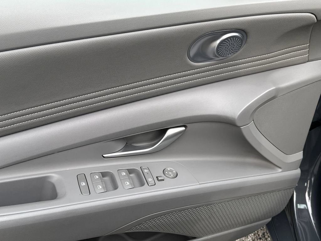 Used 2024 Hyundai Elantra SEL w/ Convenience Package image 17