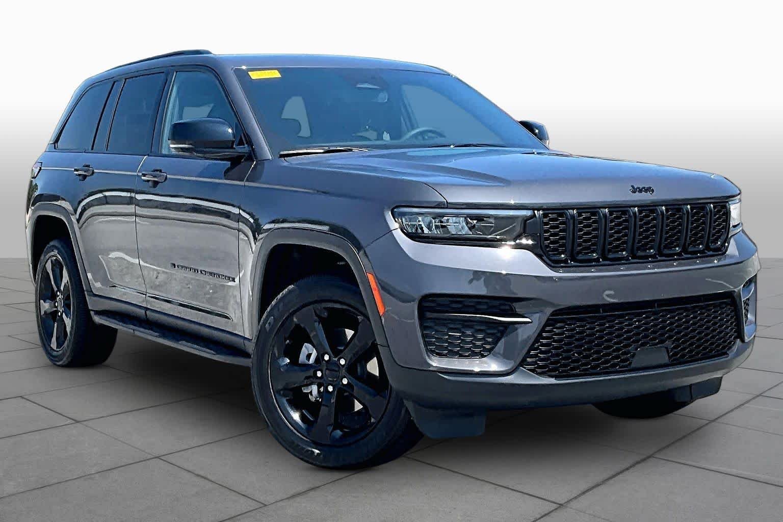Used 2023 Jeep Grand Cherokee Altitude AWD/4WD image 3