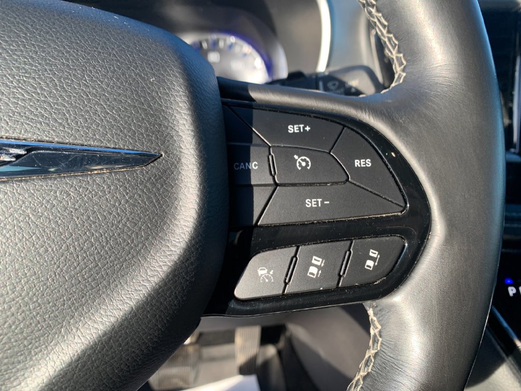 Used 2021 Chrysler Pacifica Touring-L w/ Uconnect Theater Family Group FWD image 28