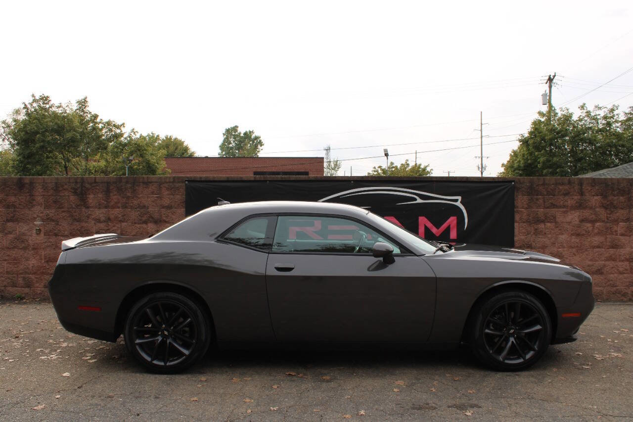 Used 2023 Dodge Challenger SXT image 5