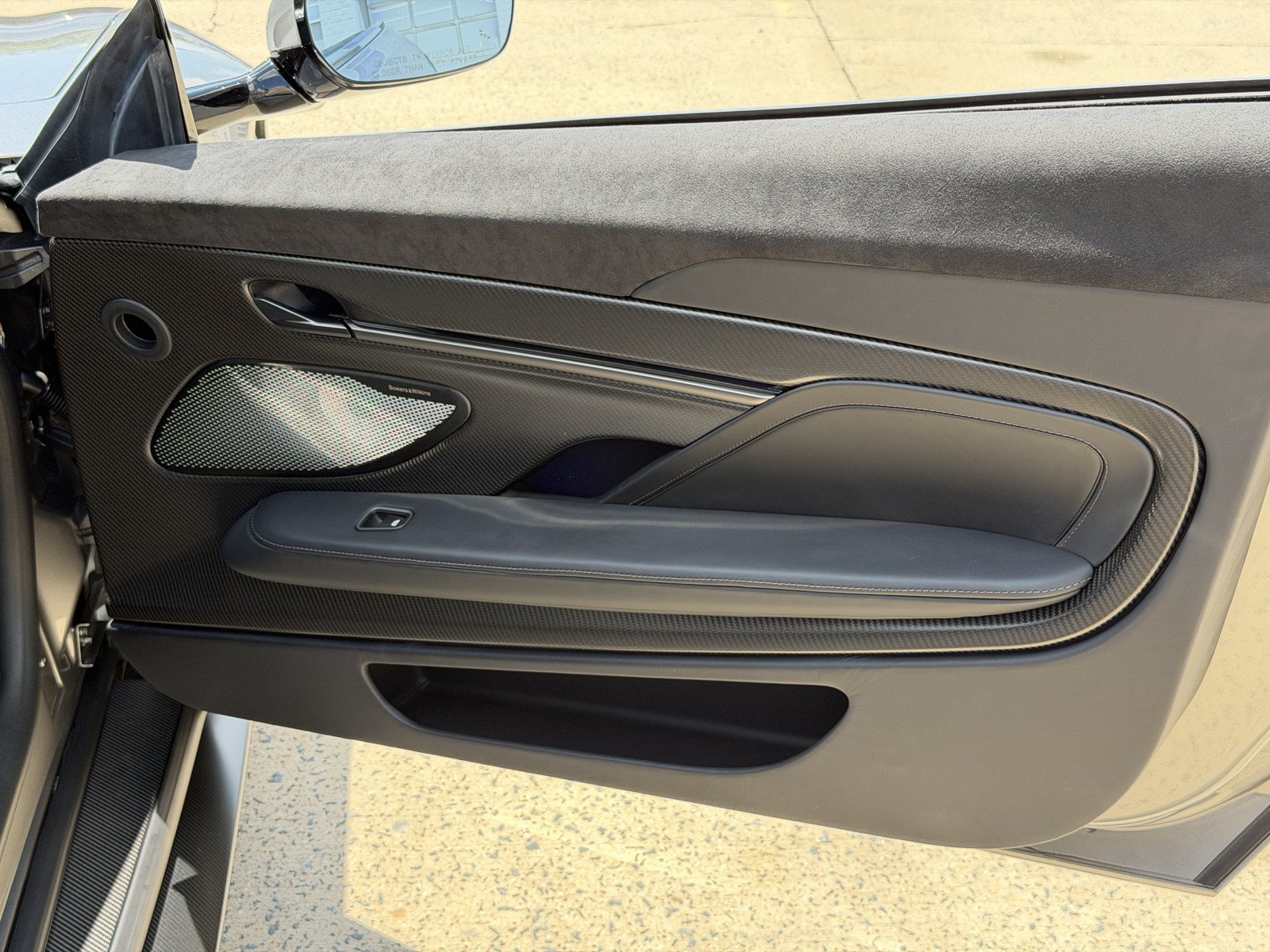 Used 2025 Aston Martin Vanquish RWD image 32