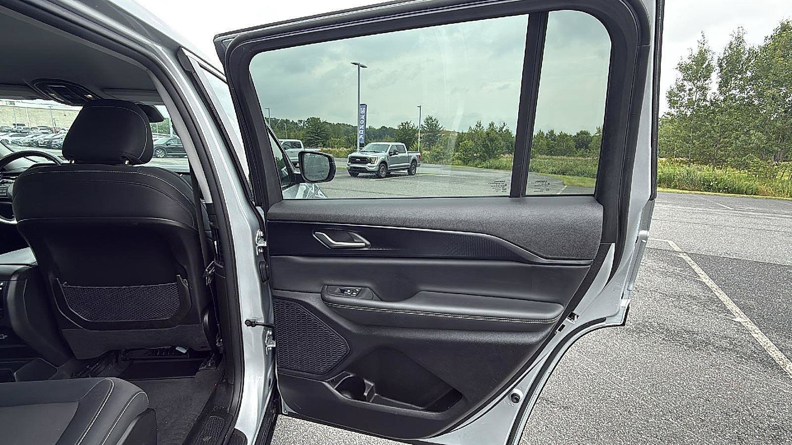 Used 2023 Jeep Grand Cherokee L Laredo AWD/4WD image 20