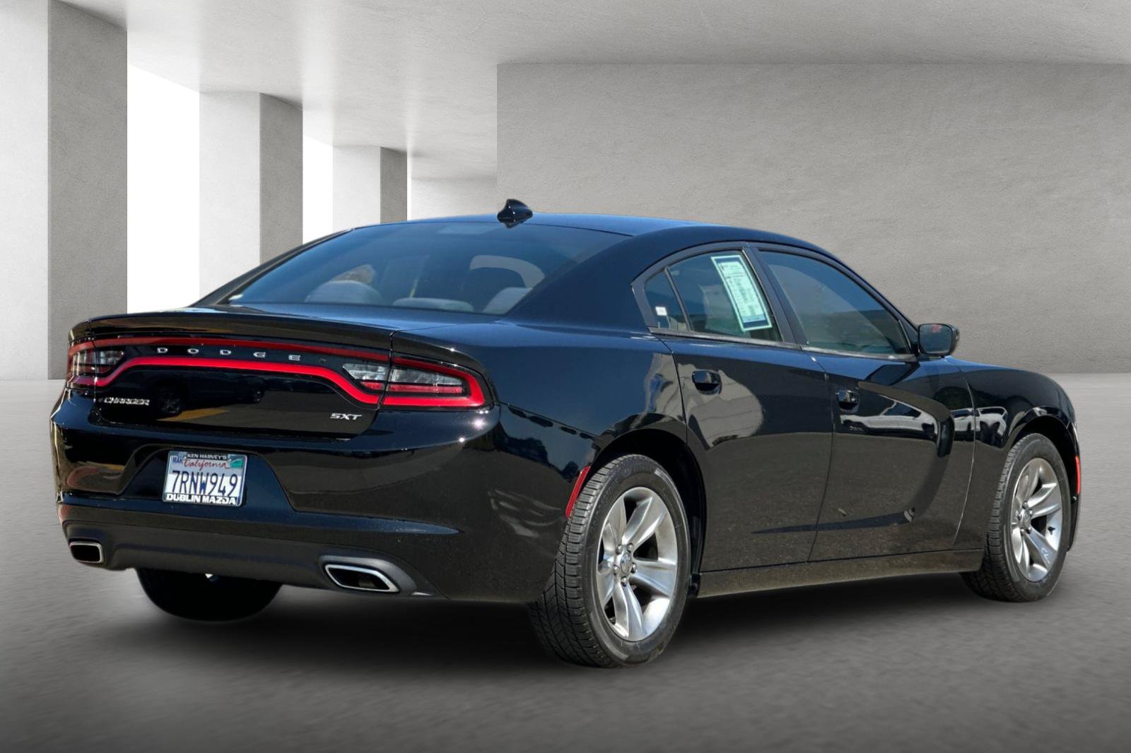 Used 2016 Dodge Charger SXT RWD image 4