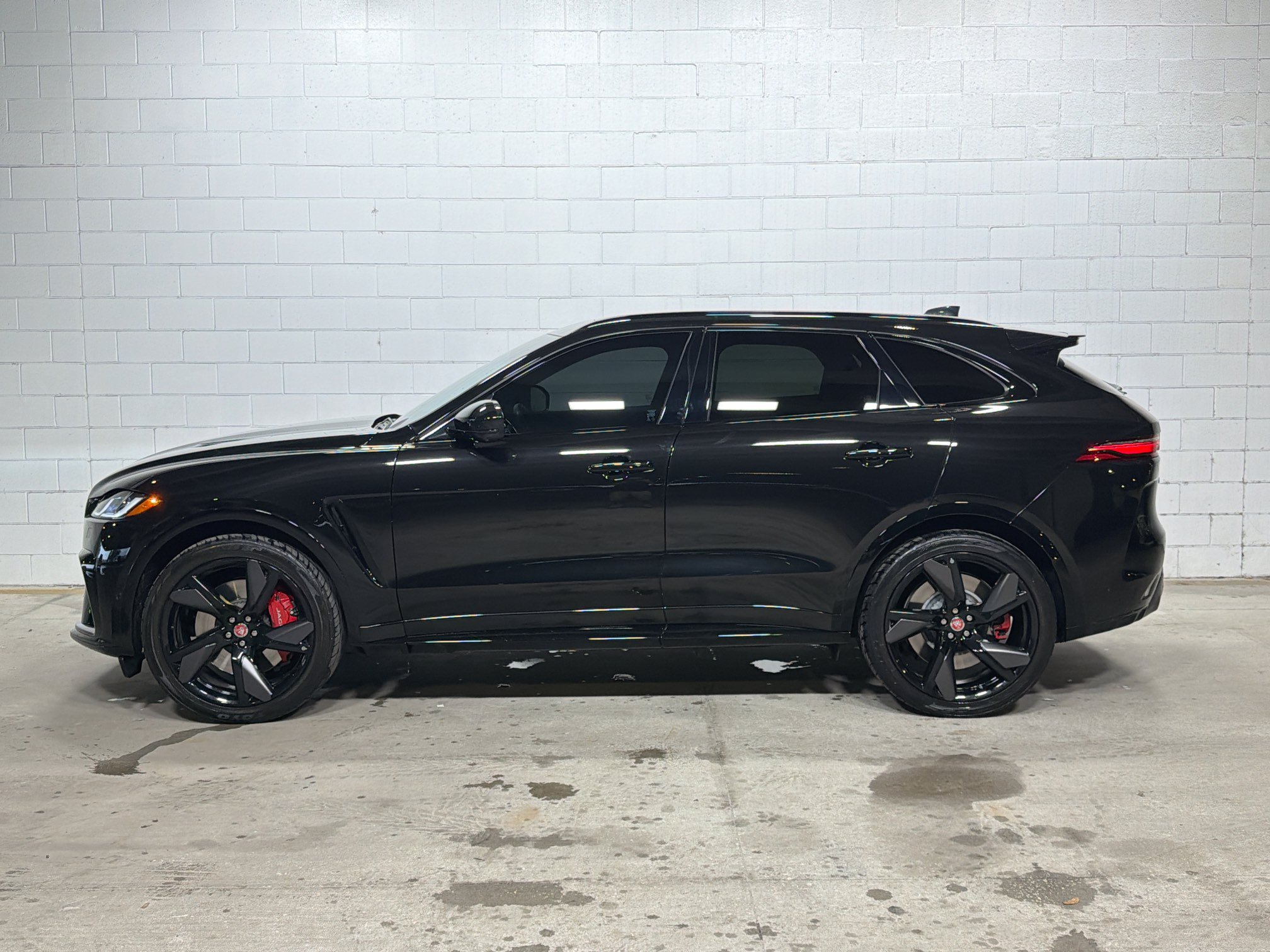 Used 2022 Jaguar F-PACE SVR AWD/4WD image 2