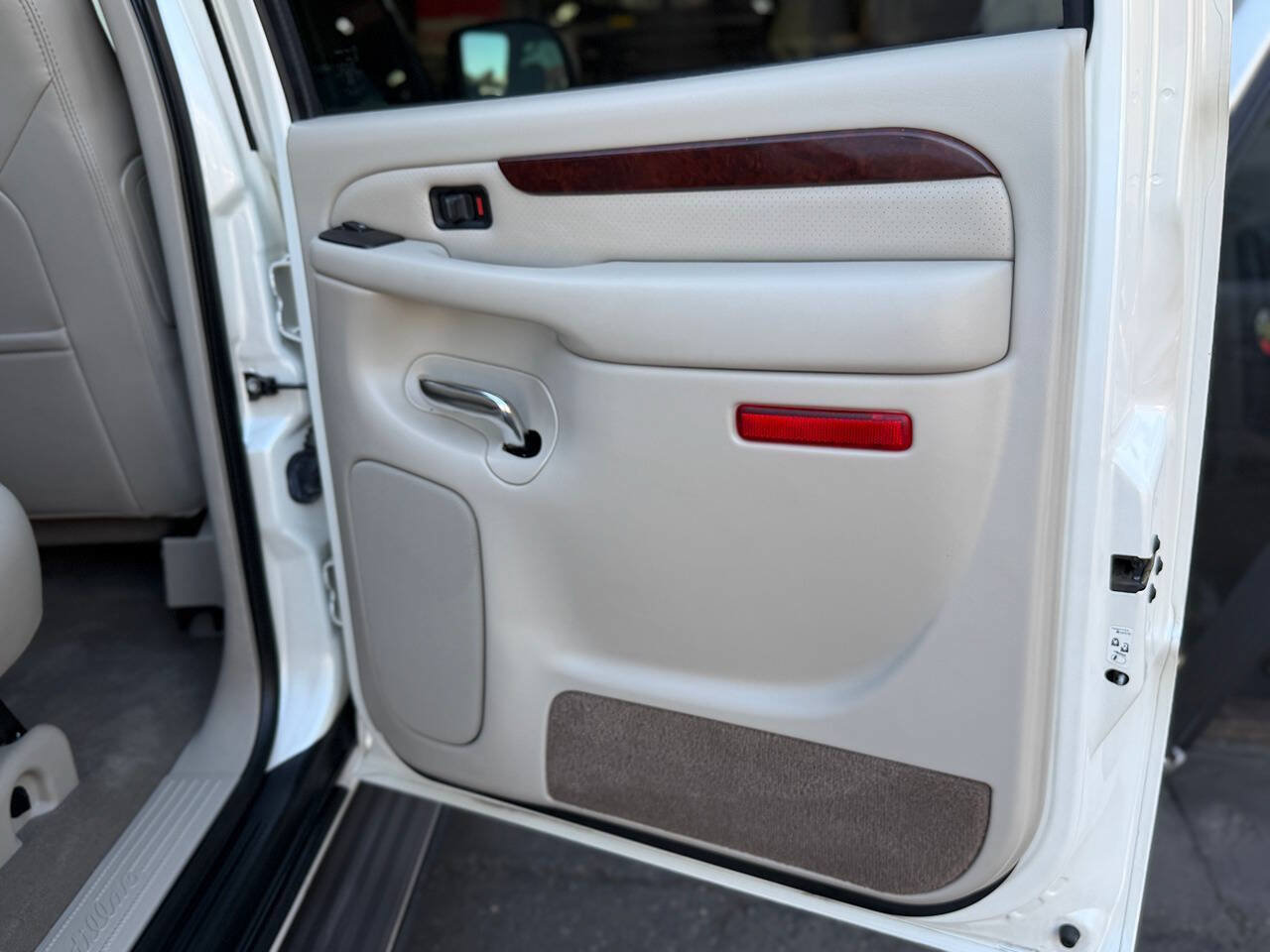 Used 2005 Cadillac Escalade EXT AWD/4WD image 60