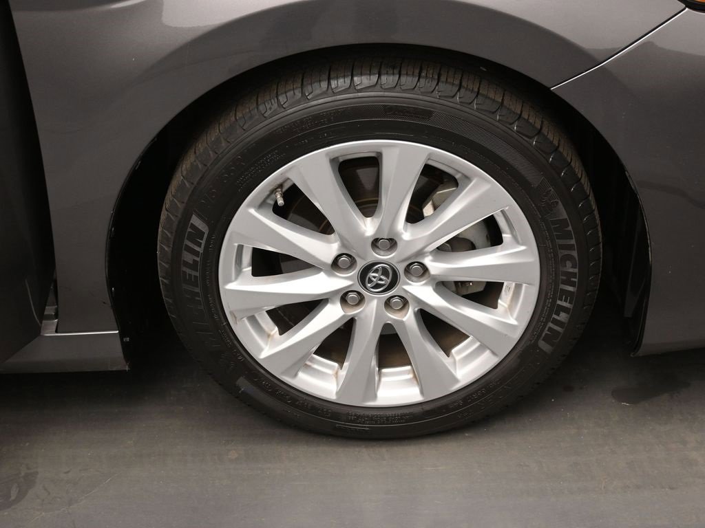 Certified 2018 Toyota Camry LE image 33
