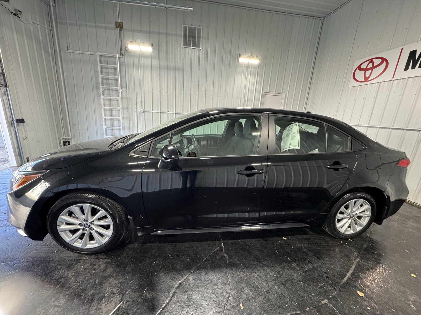 Used 2024 Toyota Corolla LE w/ LE Convenience Package image 2