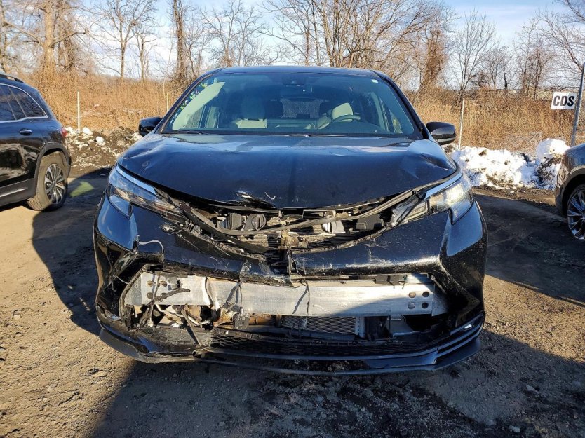 Used 2025 Toyota Sienna XLE image 2