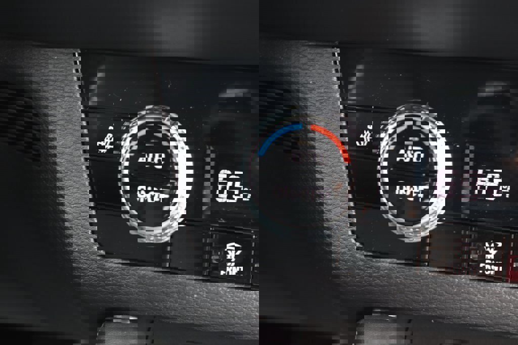 New 2025 Mitsubishi Outlander SE image 11