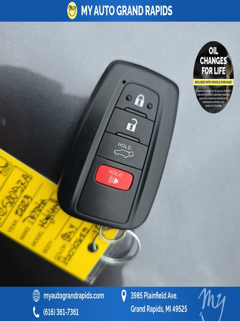 Used 2023 Toyota Highlander LE AWD/4WD image 35