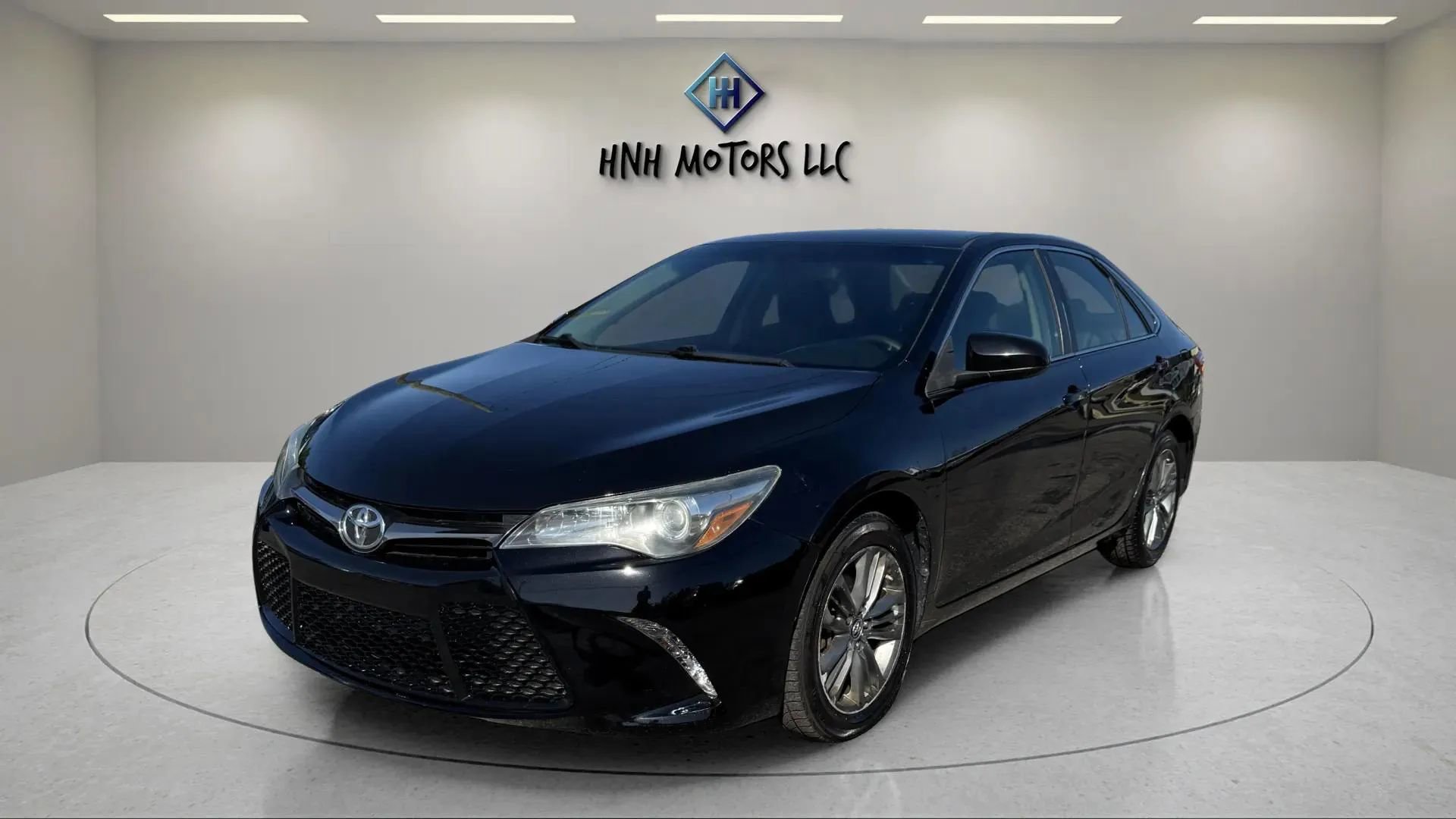 Used 2017 Toyota Camry SE image 1