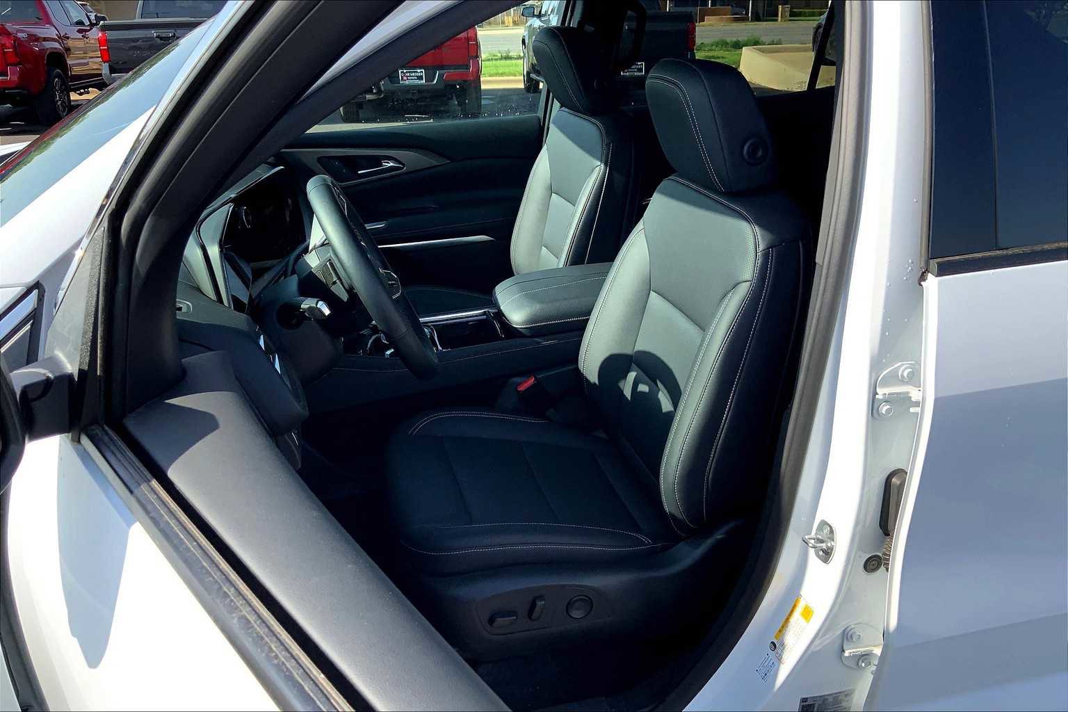 Used 2024 Chevrolet Traverse LT image 7