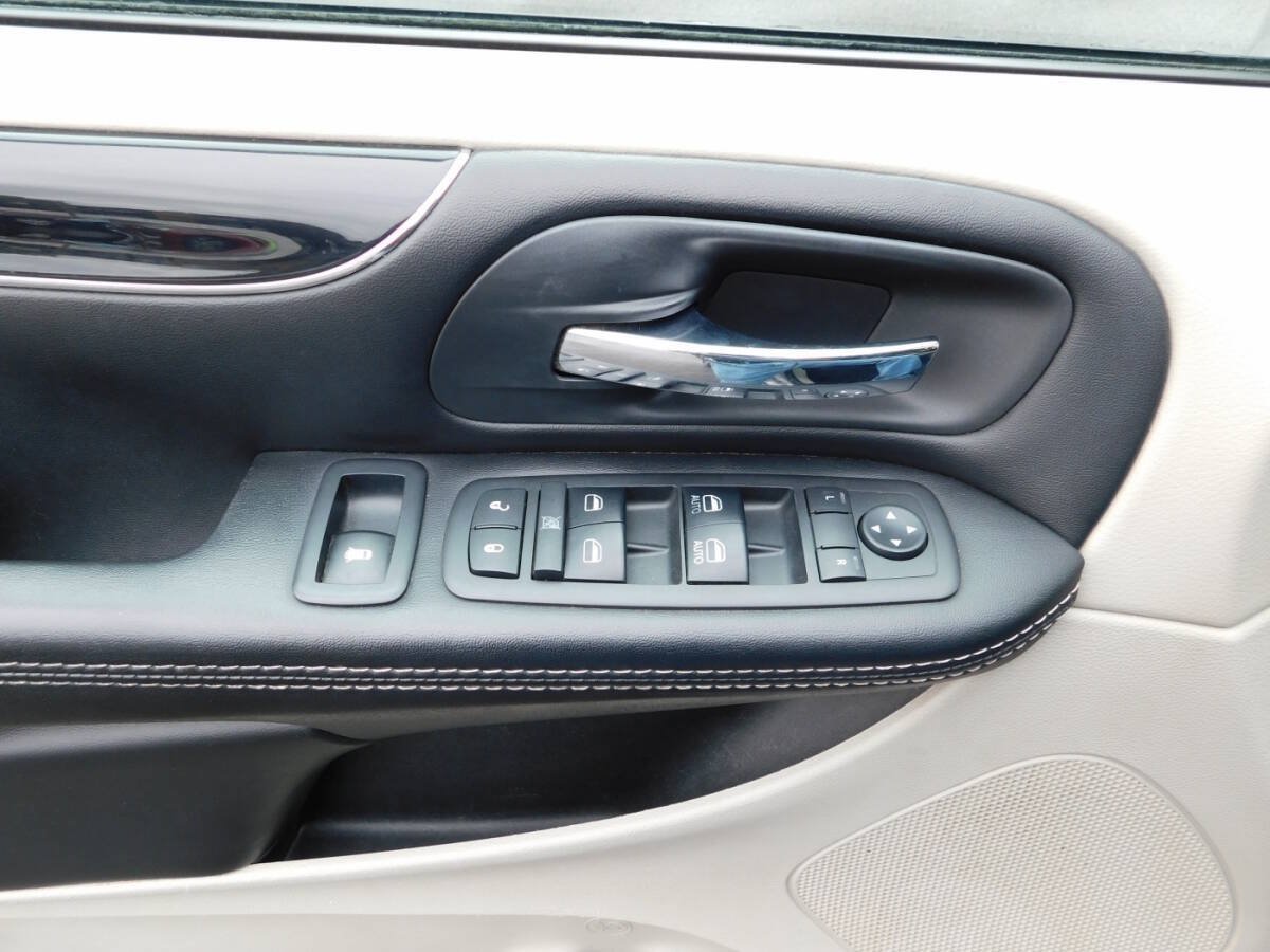 Used 2017 Dodge Grand Caravan SXT FWD image 19