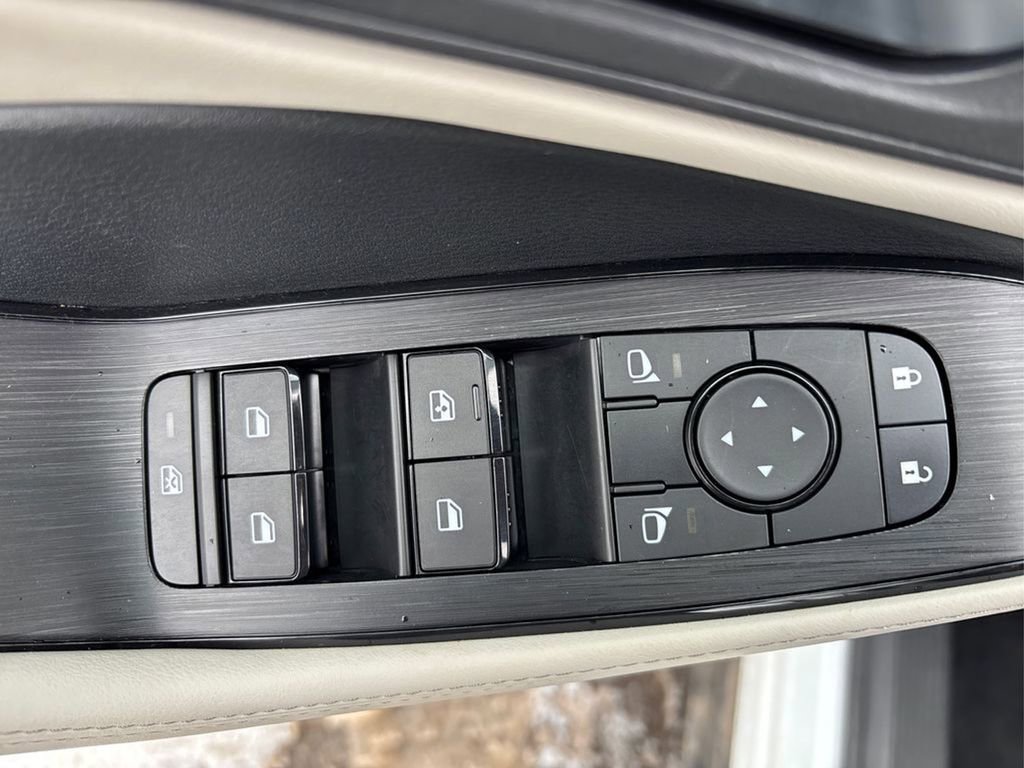 Used 2024 Nissan Rogue SV image 33