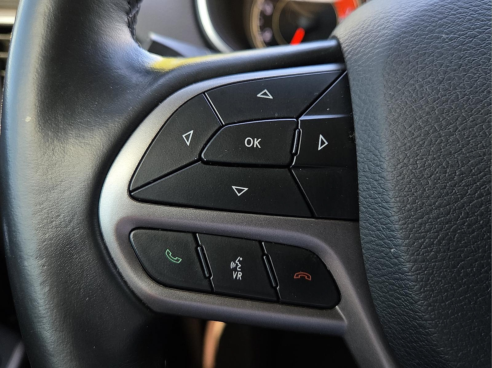 Used 2019 Jeep Cherokee Latitude Plus w/ Comfort/Convenience Group FWD image 18