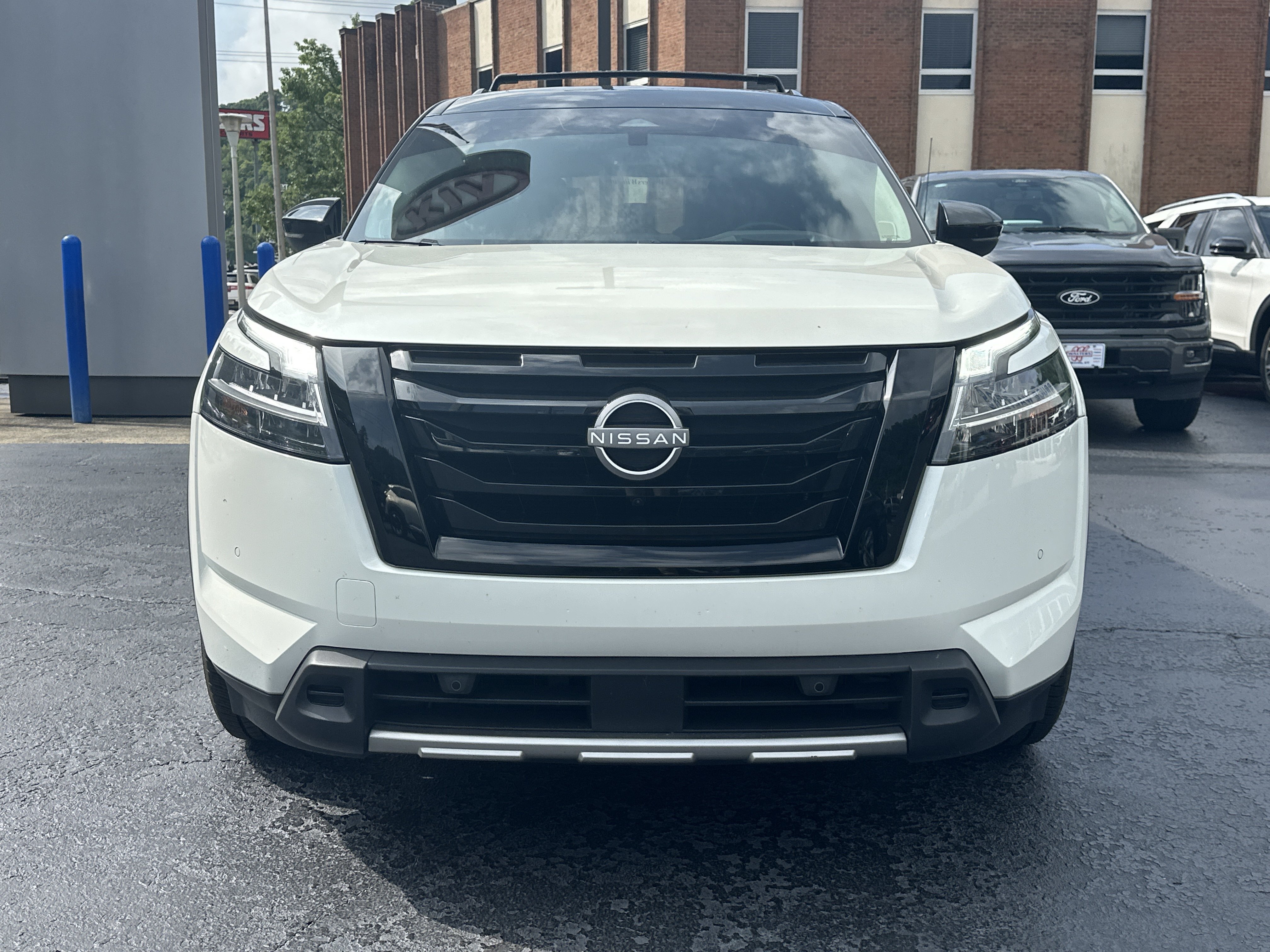 Used 2023 Nissan Pathfinder Platinum AWD/4WD image 2