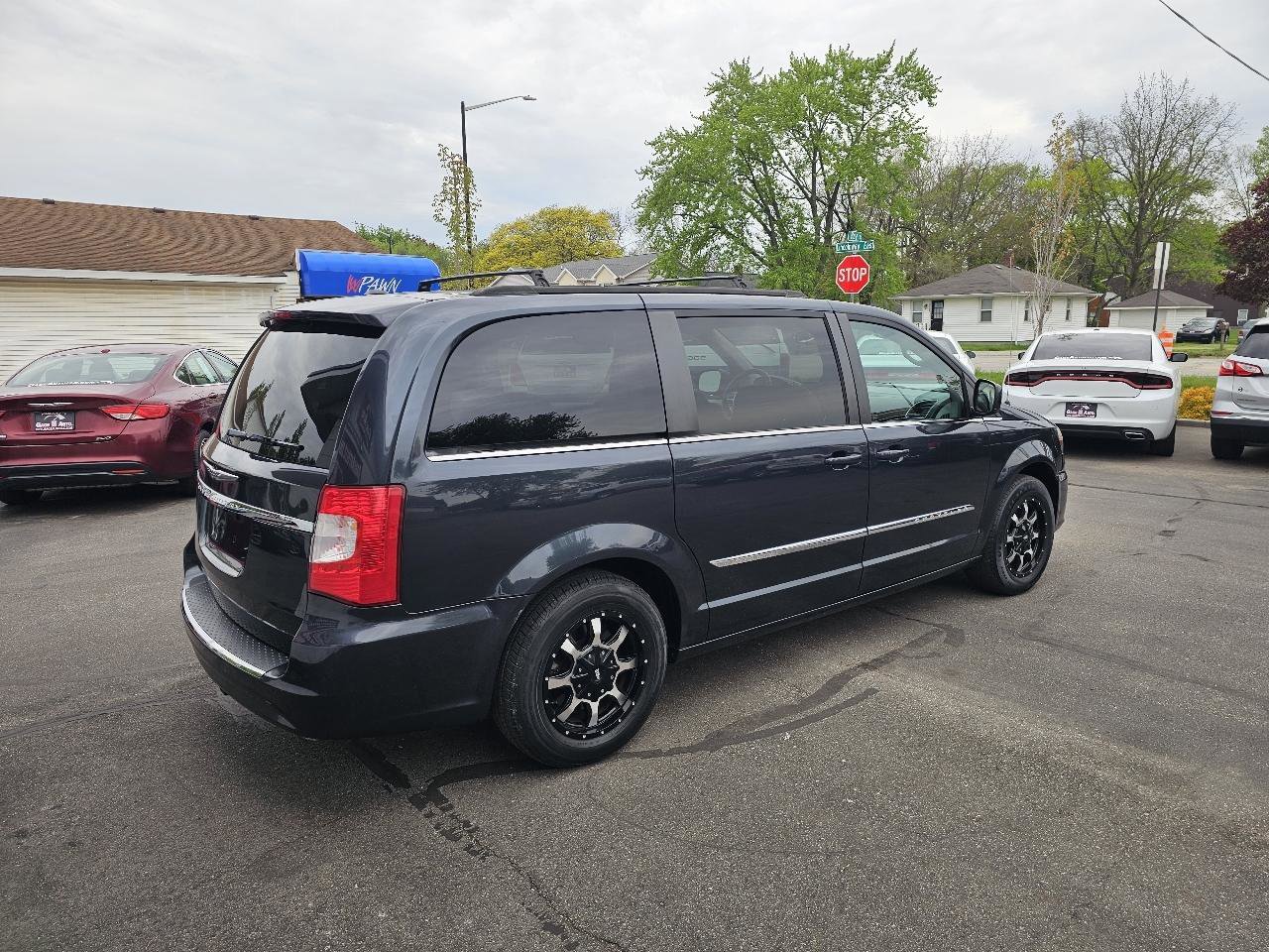 Used 2014 Chrysler Town & Country Touring FWD image 12