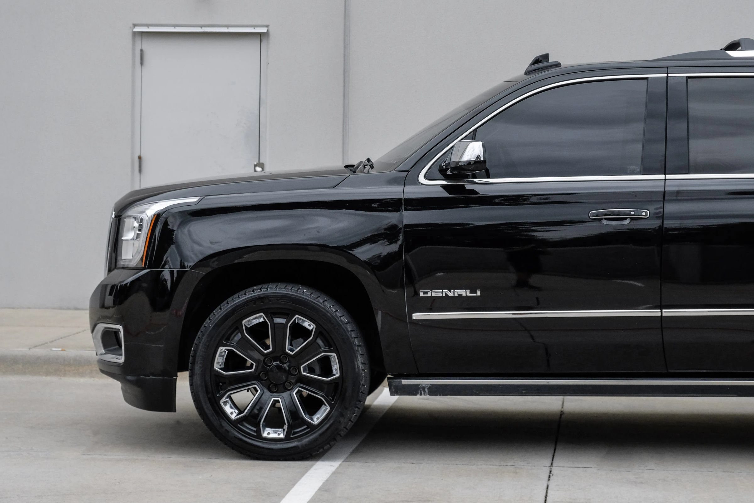 Used 2019 GMC Yukon Denali w/ Denali Ultimate Black Edition AWD/4WD image 18