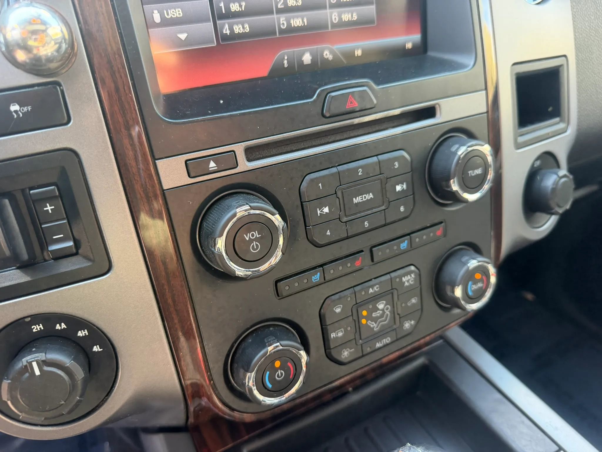 Used 2015 Ford Expedition Platinum image 31