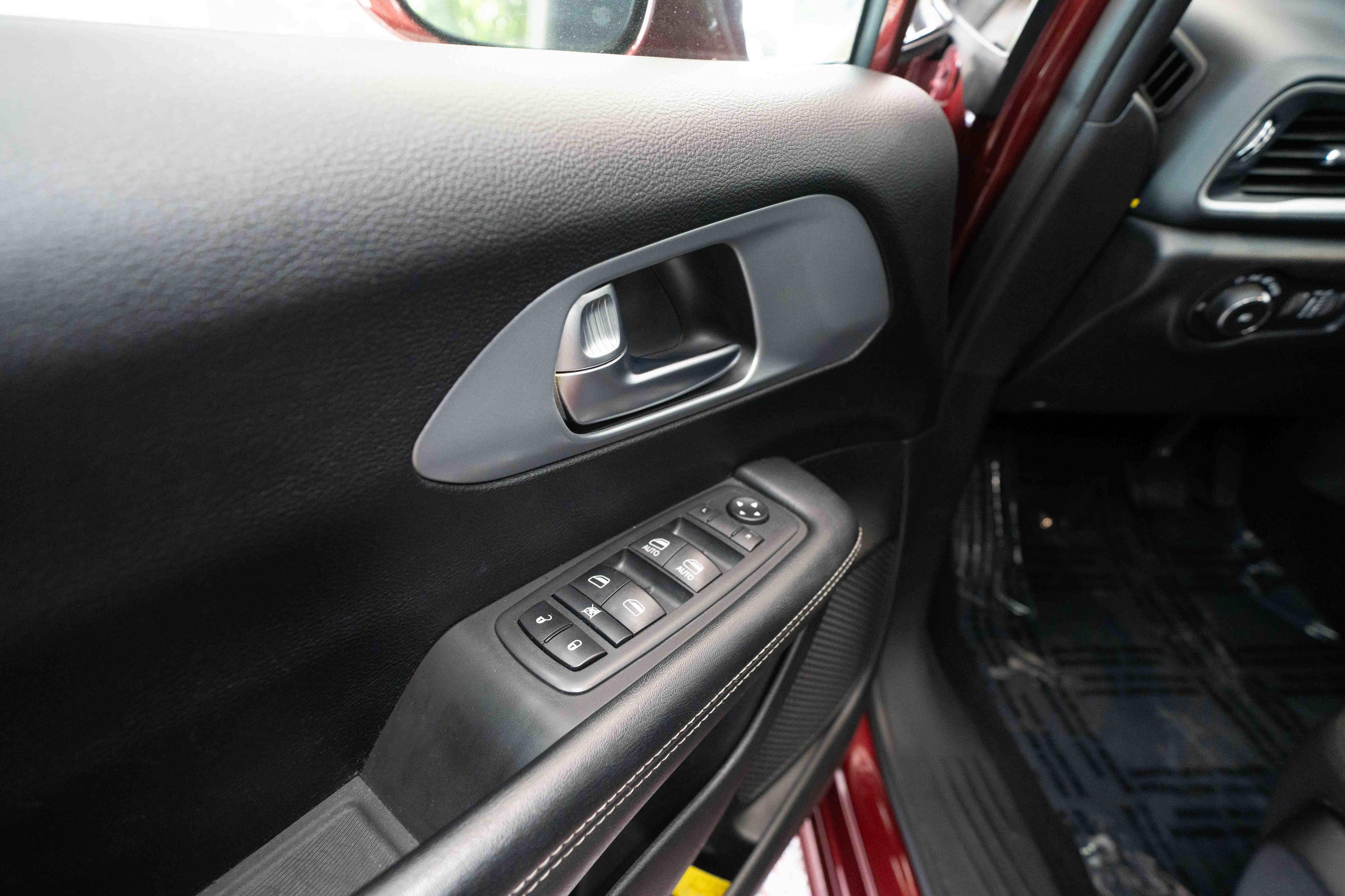 Used 2020 Chrysler Pacifica Touring w/ S Appearance Package FWD image 7