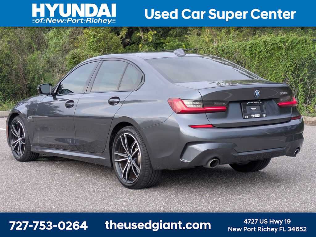 Used 2022 BMW 330e w/ M Sport Package RWD image 3