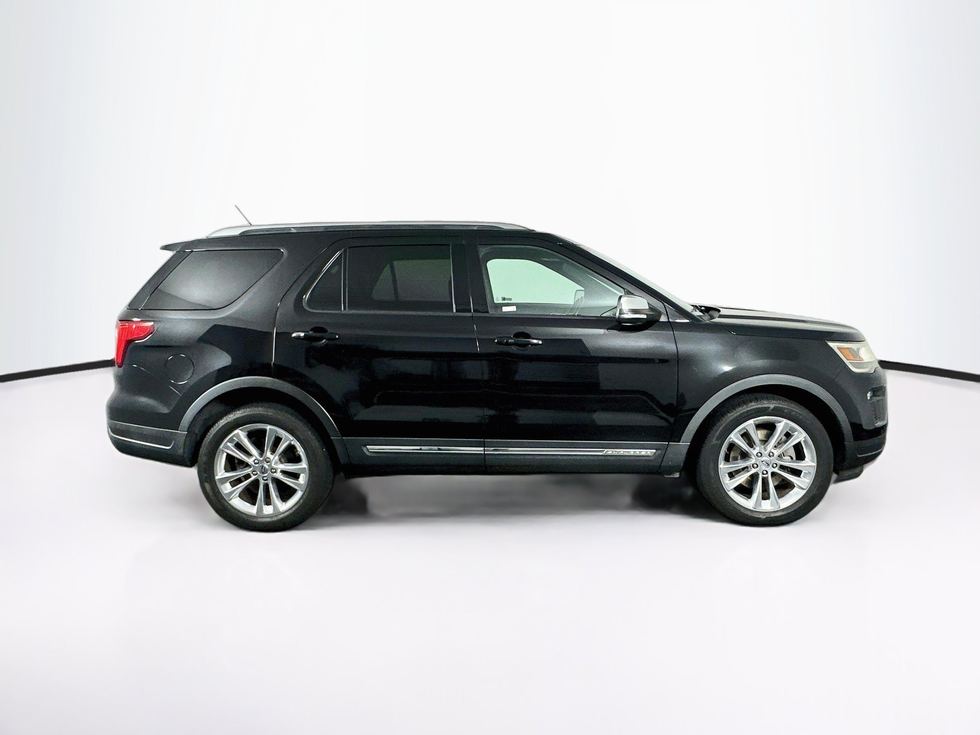 Used 2019 Ford Explorer XLT w/ Equipment Group 202A AWD/4WD image 10