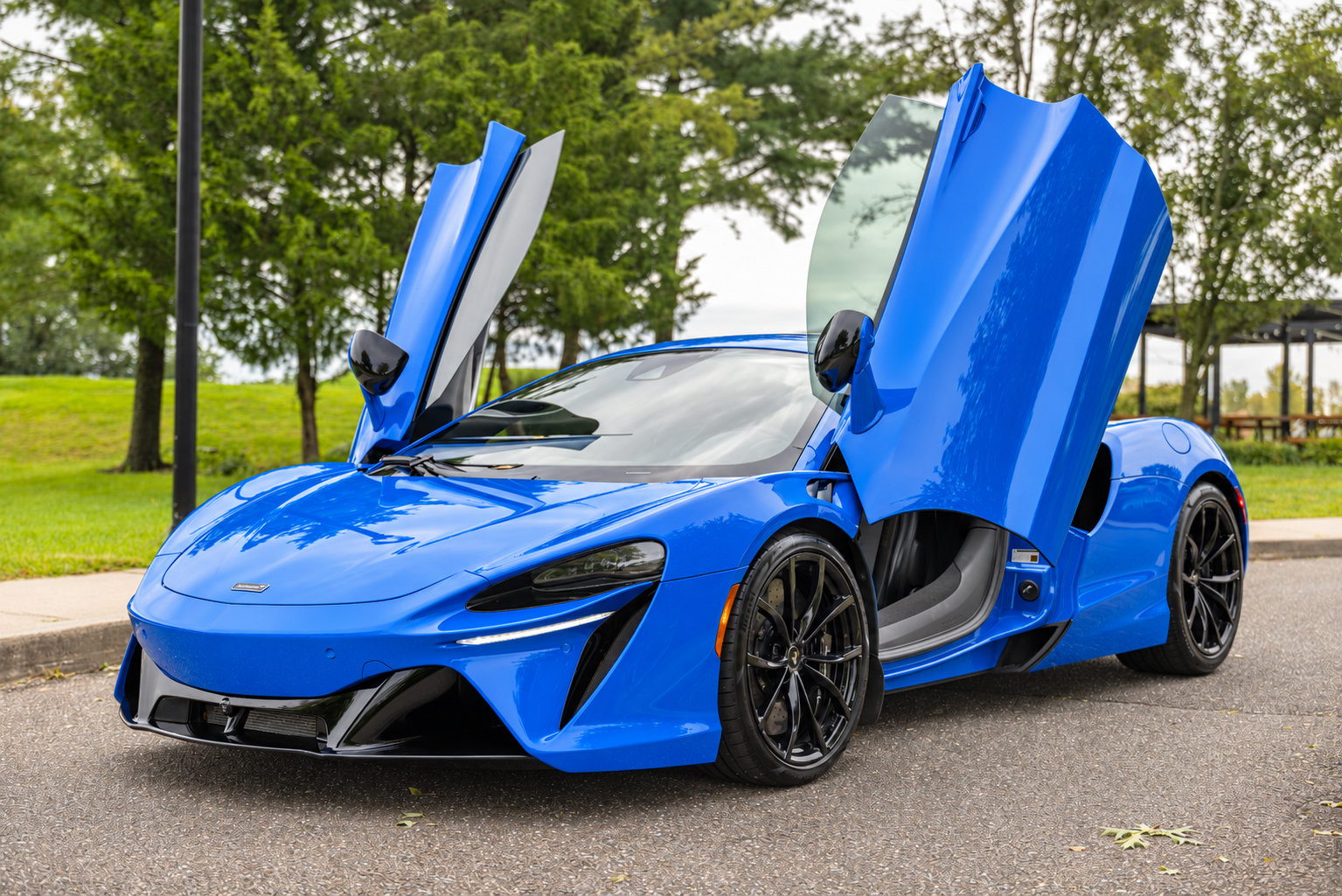Used 2024 McLaren Artura RWD image 40