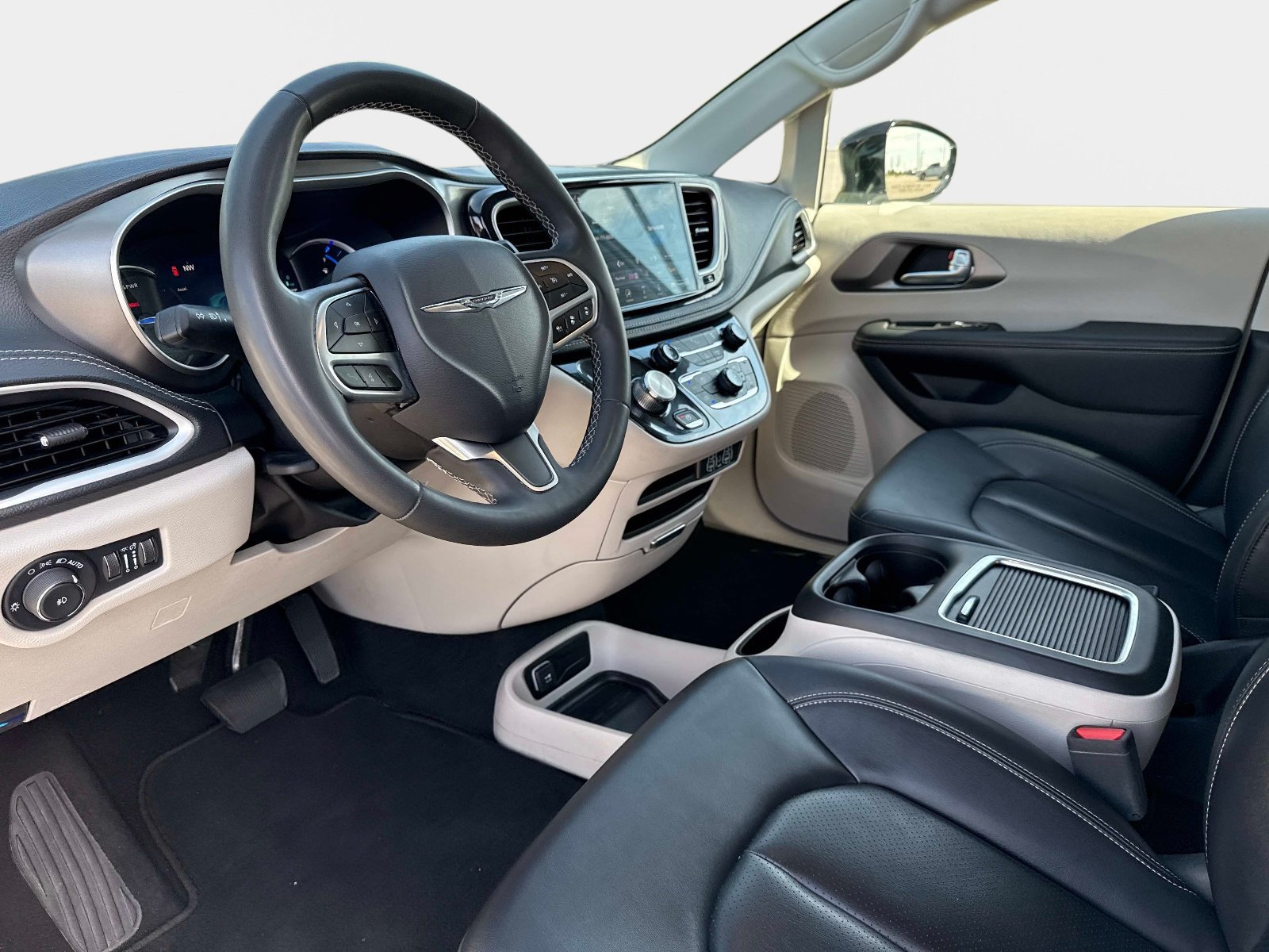 Used 2024 Chrysler Pacifica Limited FWD image 33