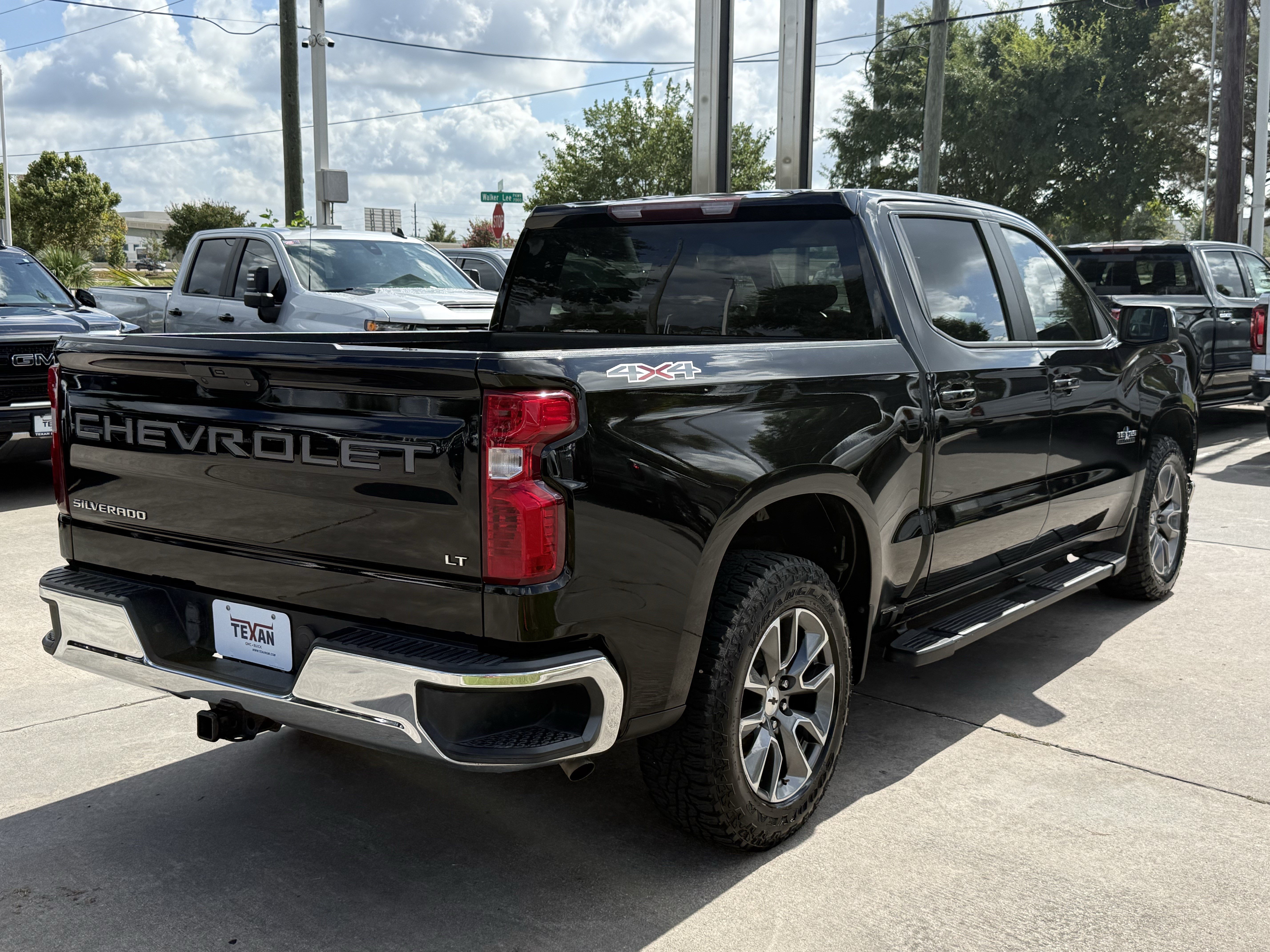 Used 2022 Chevrolet Silverado 1500 LT AWD/4WD image 5