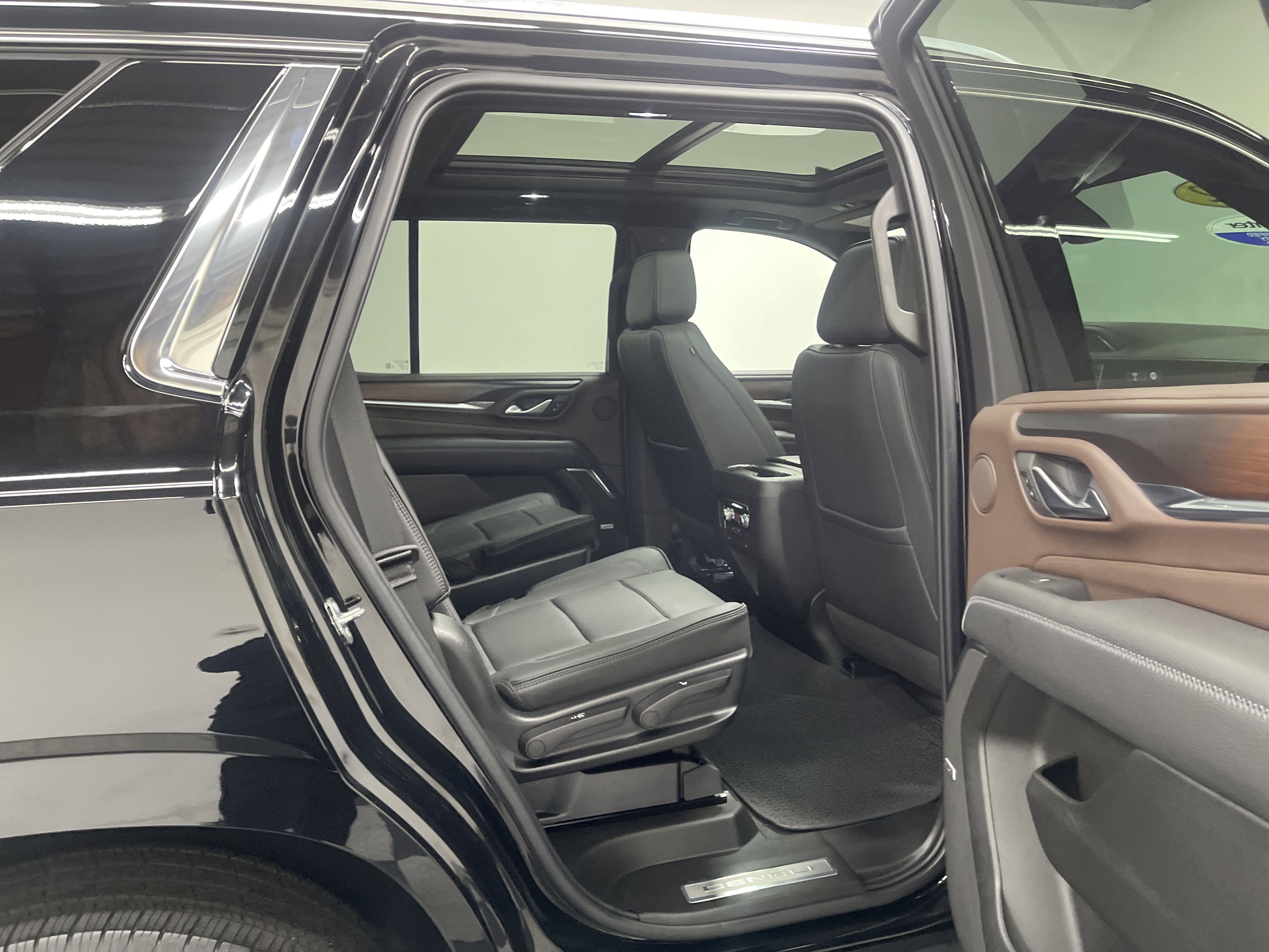 Used 2022 GMC Yukon Denali w/ Advanced Technology Package AWD/4WD image 21